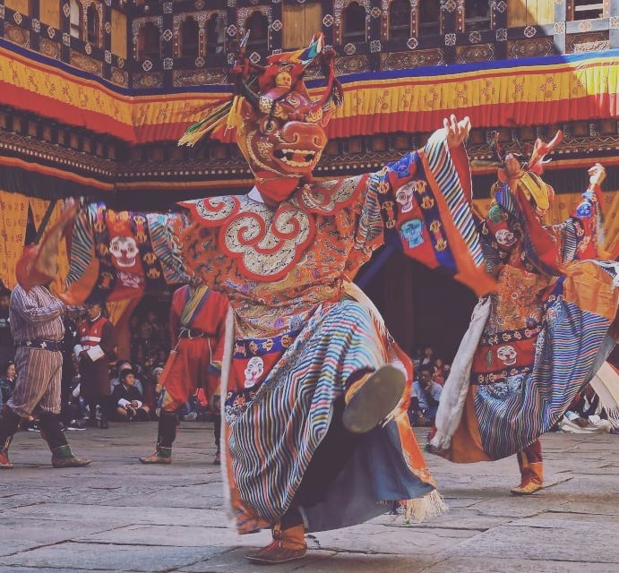 📷 Adrià Grau (@adri.grau)
📍 Thimpu 🇧🇹
✒️ 'Otra forma de entender el turismo', por Adrià Grau
«El gobierno butanés ha instaurado una política turística sostenible basada en un control del número de viajeros que visita el país cada año. Esto facilita que la cultura local, las tradiciones, la arquitectura y los espacios naturales, entre otros aspectos, se preserven y se cuiden, como el festival Tsechu Paro, la celebración religiosa más importante de Bután.»